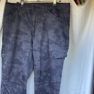 Camouflage print straight leg cargo pants